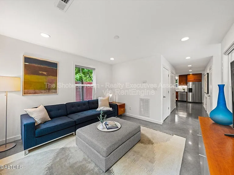 1327 Brown Ave — Photo 3