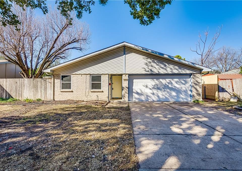 1st image of 409 Clover Ln