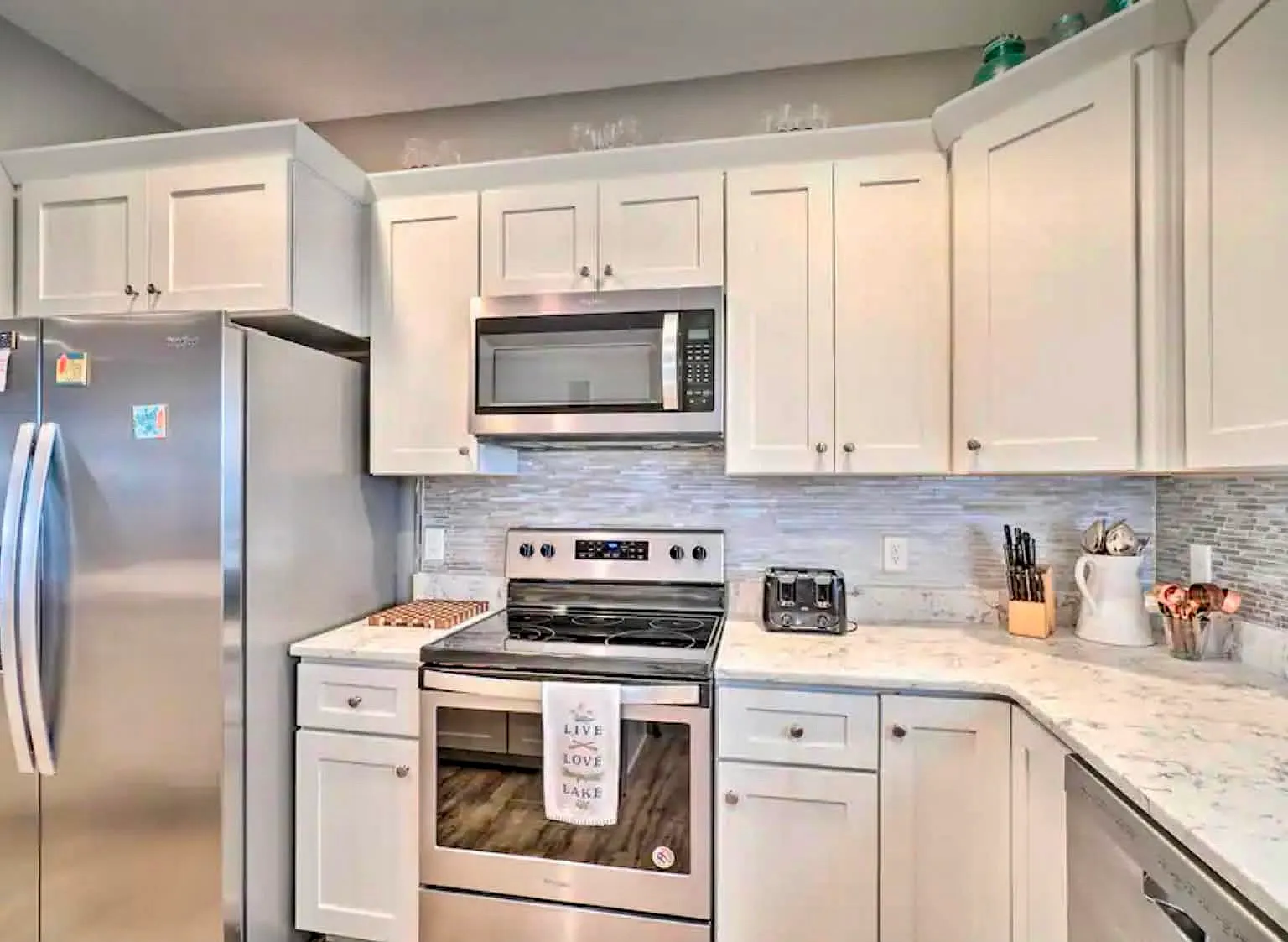 3 bed, 2.5 bath, 1680 sqft, $2,200 — Photo 2
