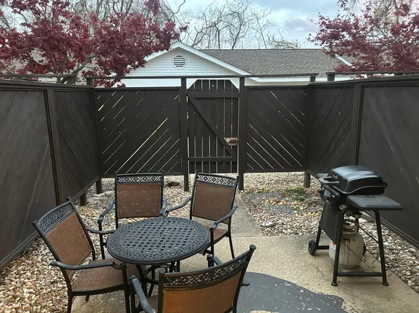 110 Ginger Creek Pkwy APT 9, Glen Carbon, IL 62034