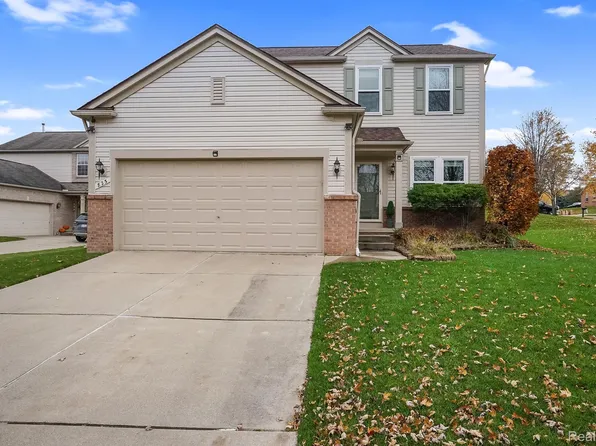 823 Canyon Creek Dr, Holly, MI 48442