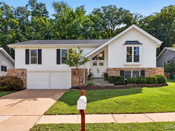 632 Amberwood Ln, Ballwin, MO 63021