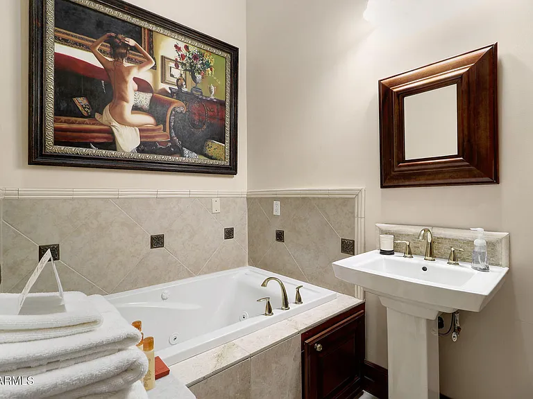 10620 N Miller Rd — Photo 33