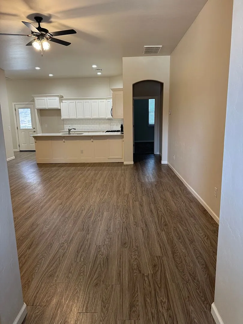 Charming 2 bed/2 bath in gated community The Enclave! — Photo 3