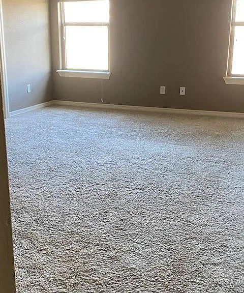 Large master bedroom- split floor plan from guest rooms.