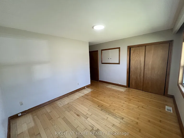 9 Dewlane Dr #MAIN FLOOR — Photo 14