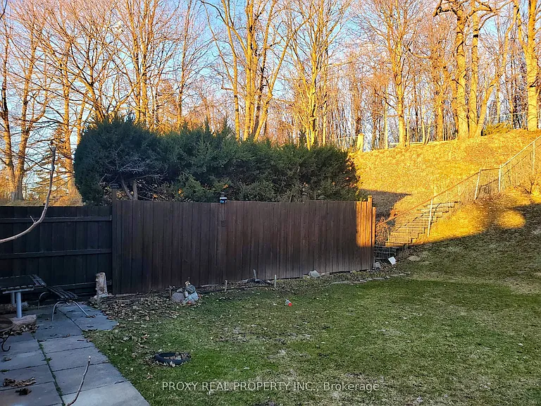 785 Greenfield Cres — Photo 20