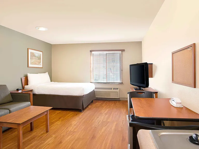 Deluxe Studio - 1 Queen Bed