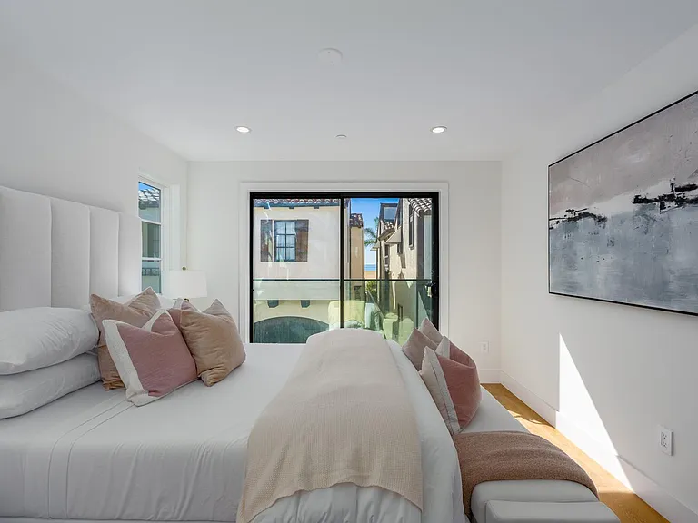 1025 W Balboa Blvd — Photo 19