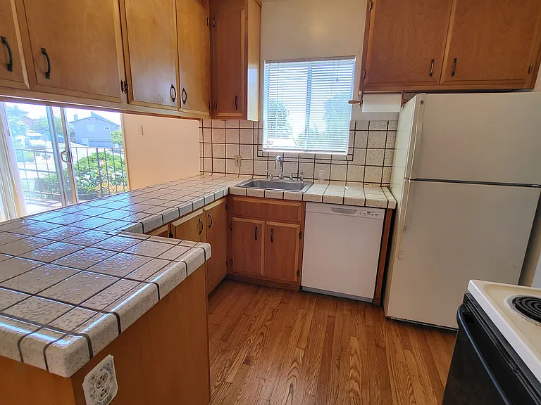 906 Balra Dr — Photo 9