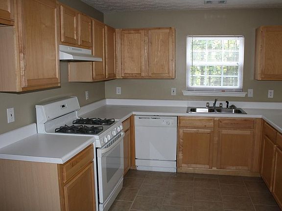 5th image of 179 Village Trce