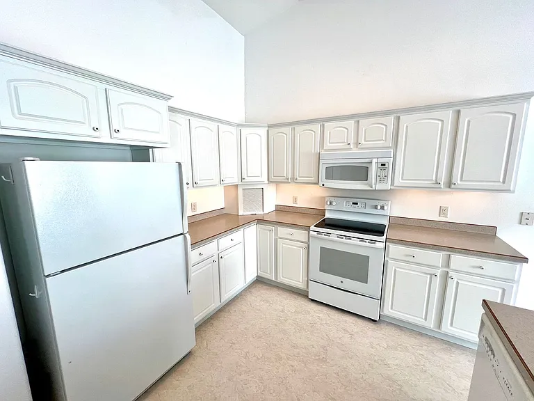 517 Burnham Pl — Photo 3
