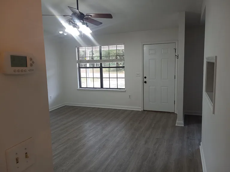 213 Rose Cir — Photo 5