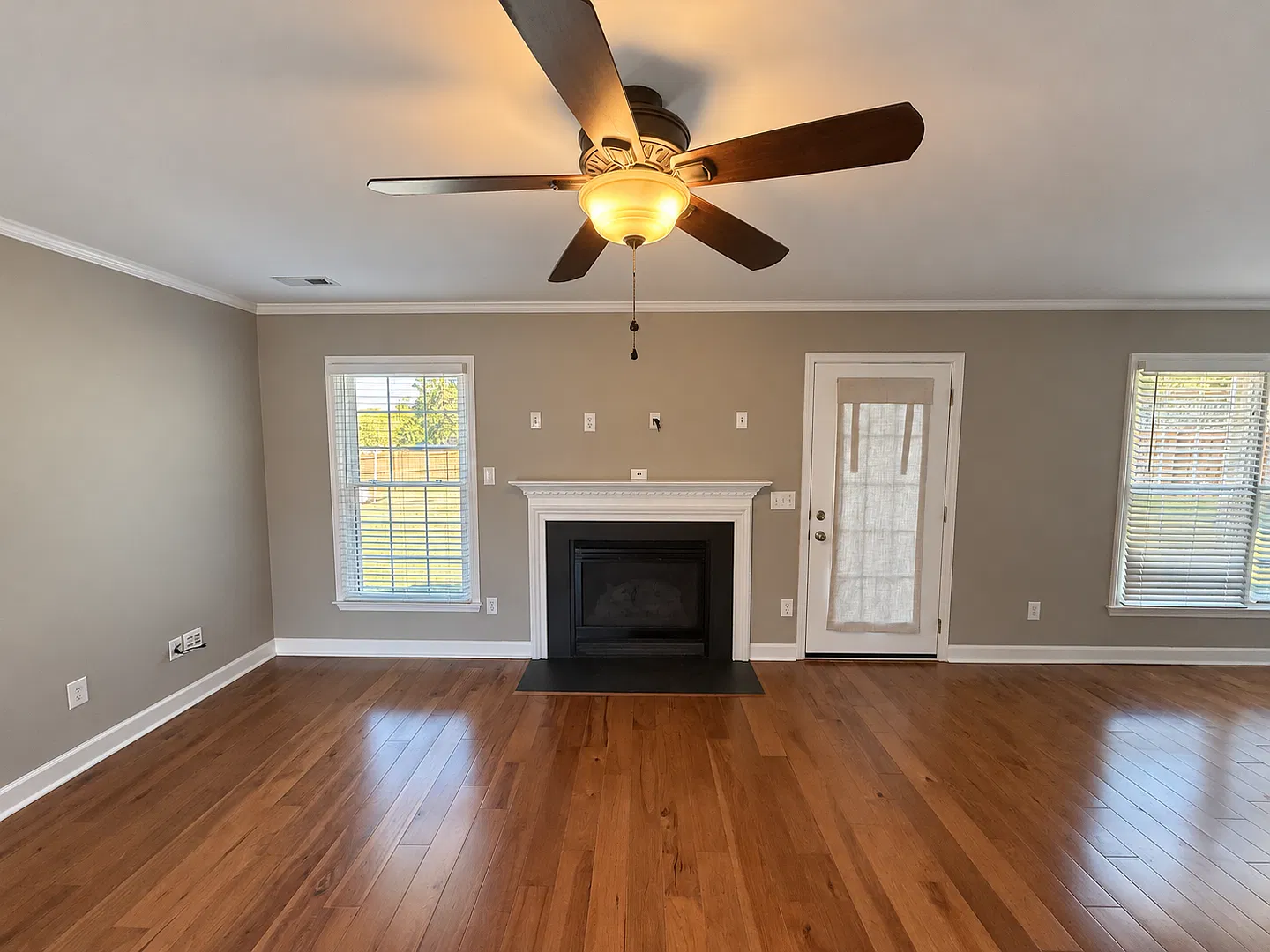 Beautiful 3 Bedroom Cul-de-Sac Home with Fenced Backyard and Garage! — Photo 4