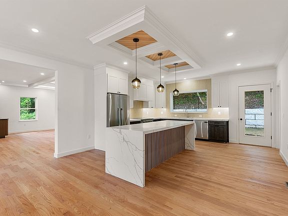 5th image of 42 Woodbine Cir