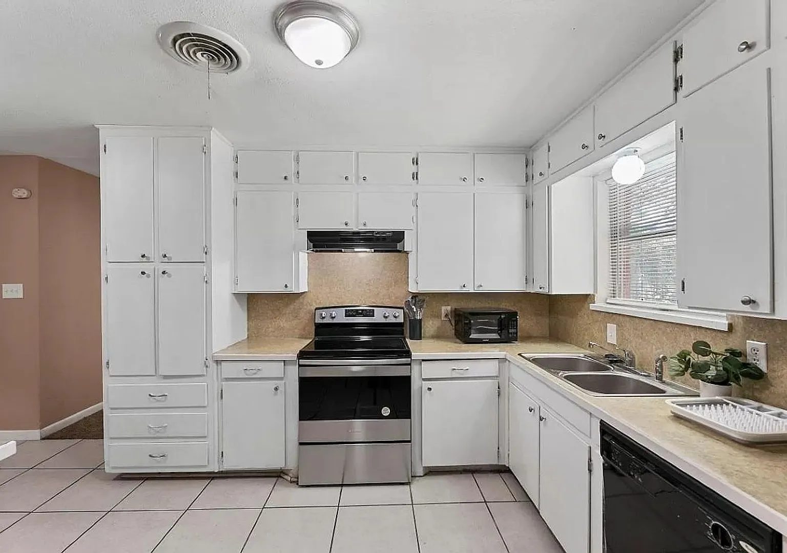 Spacious. Newly Remodeled 6BR House in Fort Worth — Photo 2