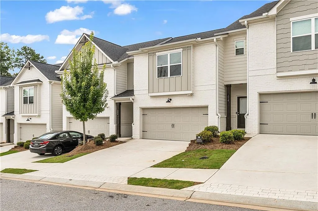 3 bed, 2.5 bath, 2306 sqft, $2,650 — Photo 2