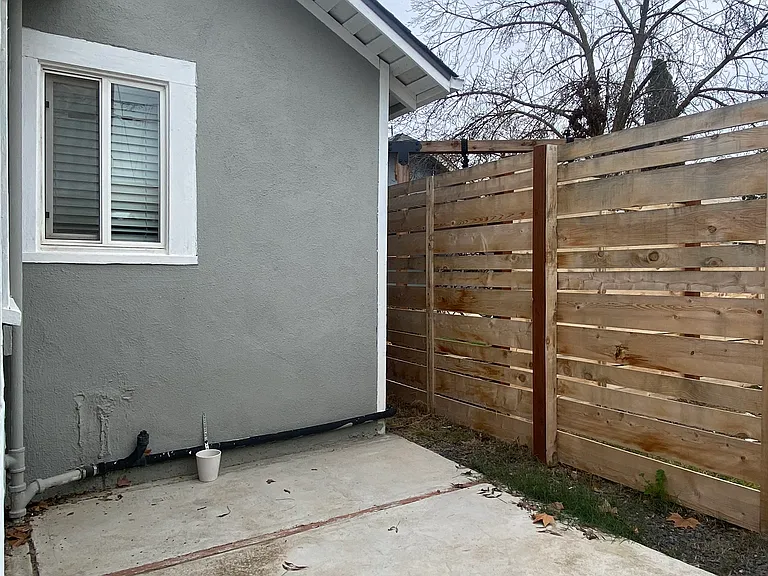 910 W 22nd St — Photo 13