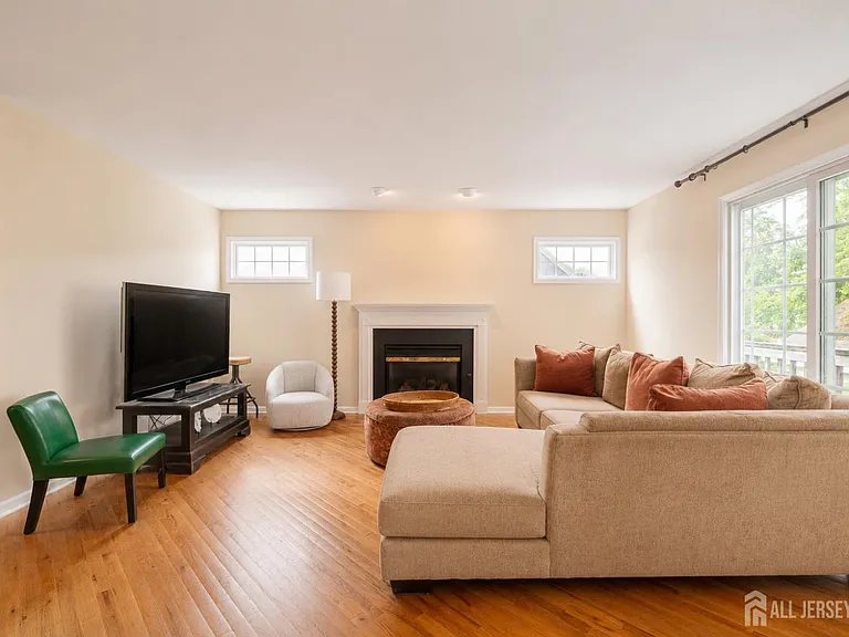 812 Columbus Ave — Photo 8