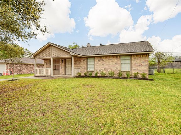 4th image of 906 Holleman Dr