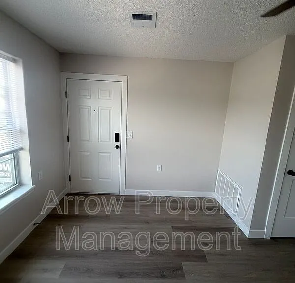 1015 W 14th St #8 — Photo 2