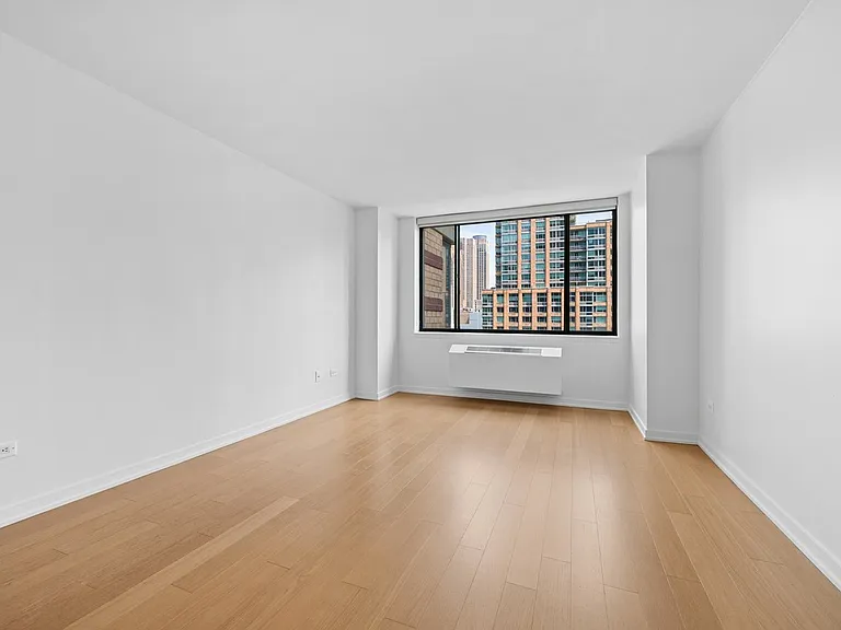 75 W End Ave #R12F — Photo 3