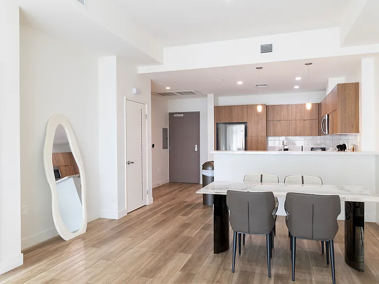 801 1/2 S Berendo St #606 — Photo 1