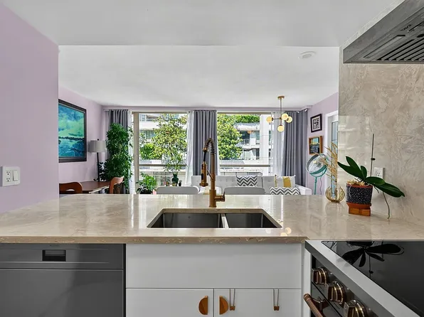 822 Homer St #609, Vancouver, BC V6B 6M3