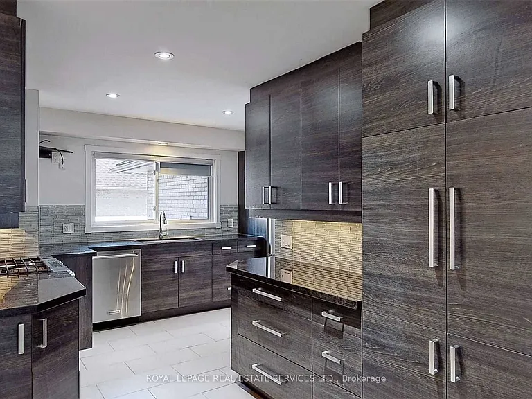 4 McMaster Ave — Photo 16