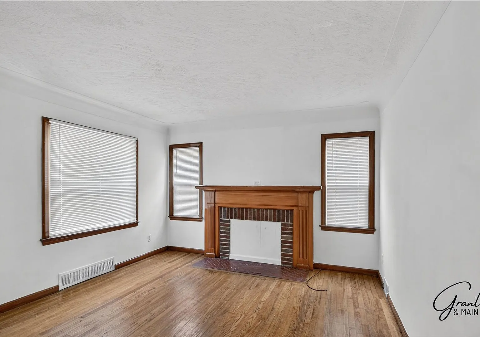$1295 - 3 bedroom bungalow — Photo 3