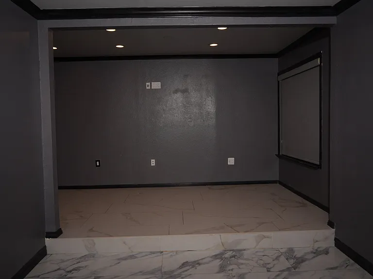 2329 N Orange Ave — Photo 6