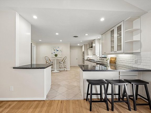 4th image of 8922 Springview Ln