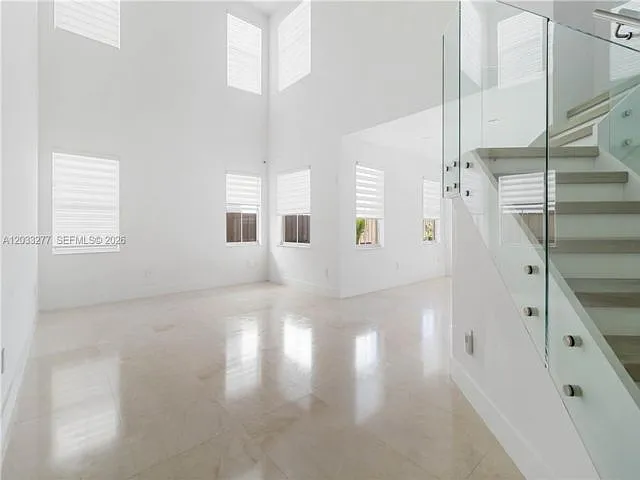 4 bed, 4.0 bath, 3008 sqft, $7,900 — Photo 2