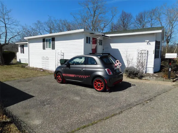 (undisclosed Address), Calverton, NY 11933