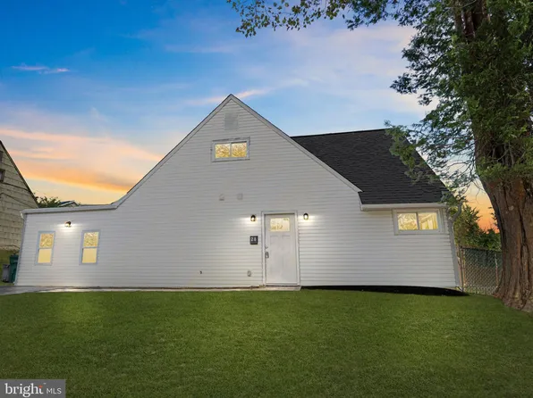 28 Rainbow Ln, Levittown, PA 19055