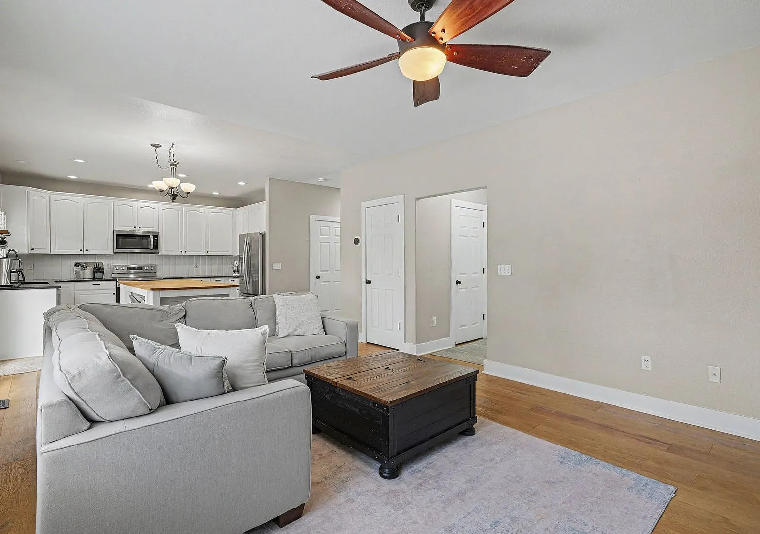 November 2026 4 Bedroom 4 Bathroom SFH! — Photo 3