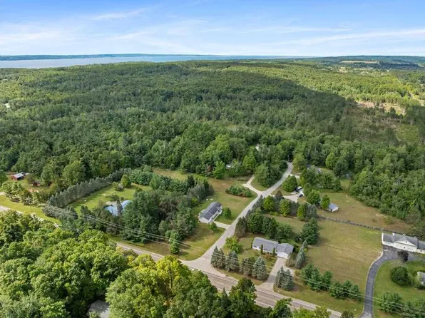 7126 S Pleasantview Rd, Harbor Springs MI