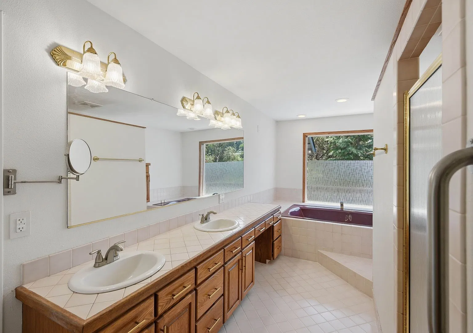 Spacious 4 Bedroom Home with Beautiful Views & 2 Garages — Photo 4