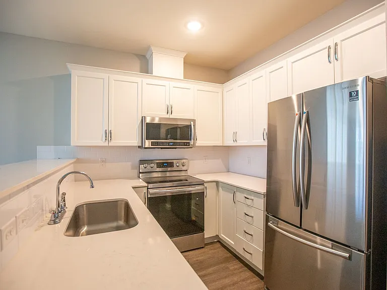 7100 N Greenwich Ave — Photo 3