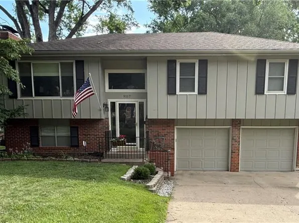 9117 Hayes Dr, Overland Park, KS 66212