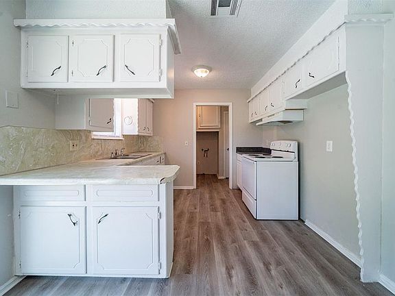 5th image of 606 Crestmoor Dr