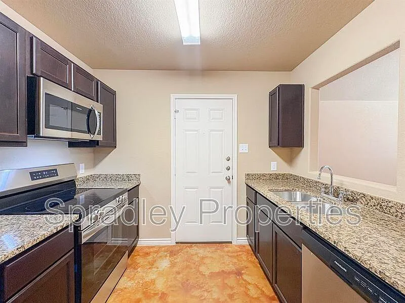 3 bed, 2.0 bath, 1293 sqft, $1,395 — Photo 4