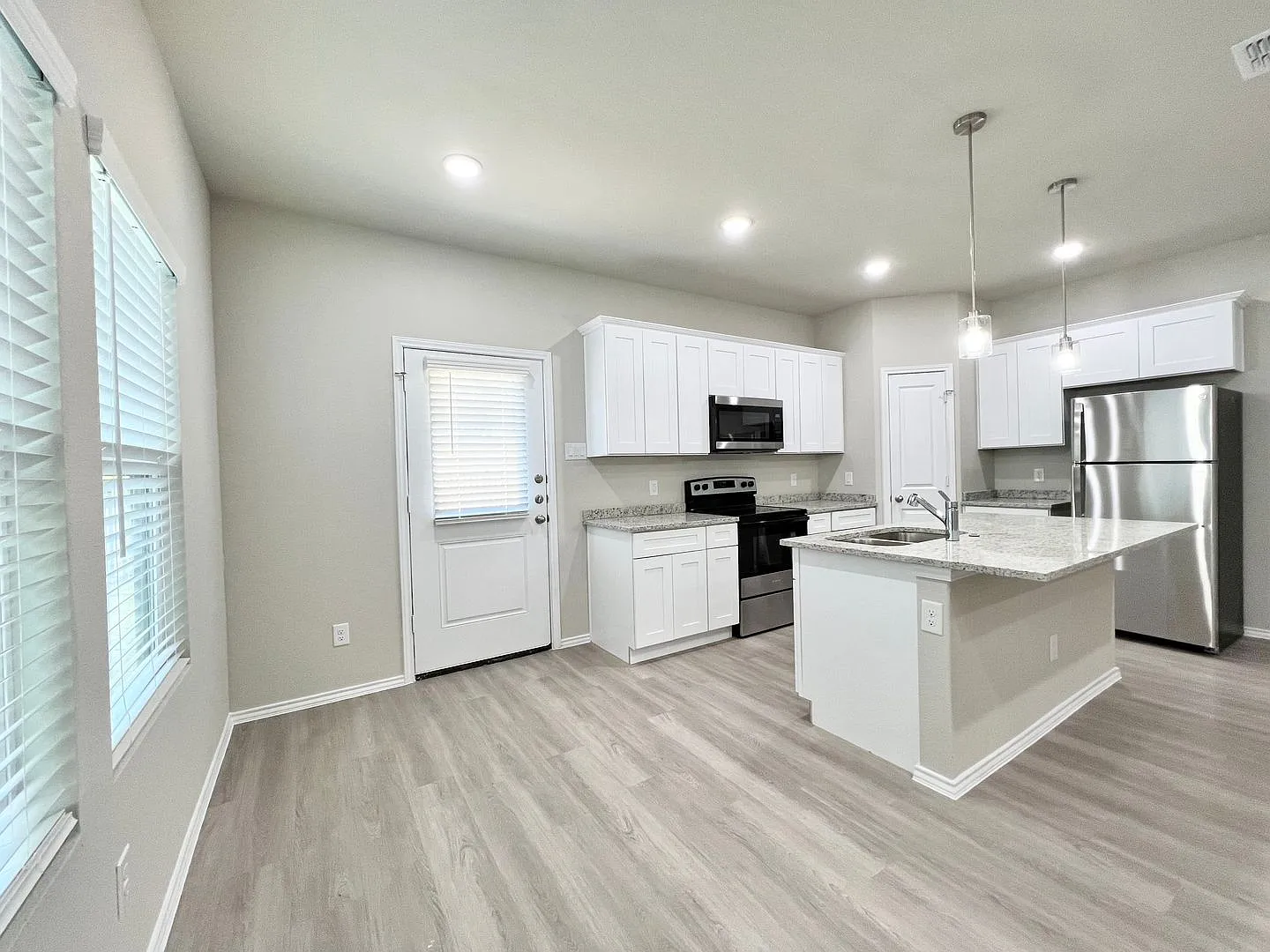 Brand New Duplex in New East Parks Community — Photo 4