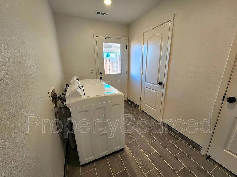 934 W Alameda St #A — Photo 12