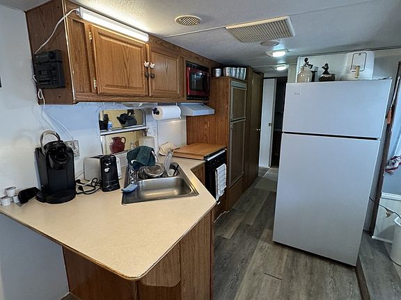 4th image of 466 Bay Breeze Dr