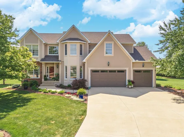 29 Cloverhill Cir, Bloomington, IL 61705