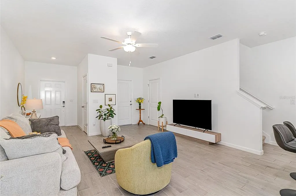 3 bed, 2.5 bath, 1657 sqft, $2,300 — Photo 4