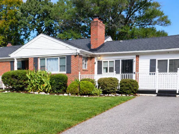 5707 Center Dr, Temple Hills, MD 20748