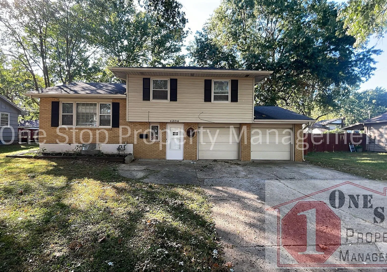 Charming 3 bedroom, 2.5 bathroom home with 2 car garage in Independence, Missouri — Photo 1