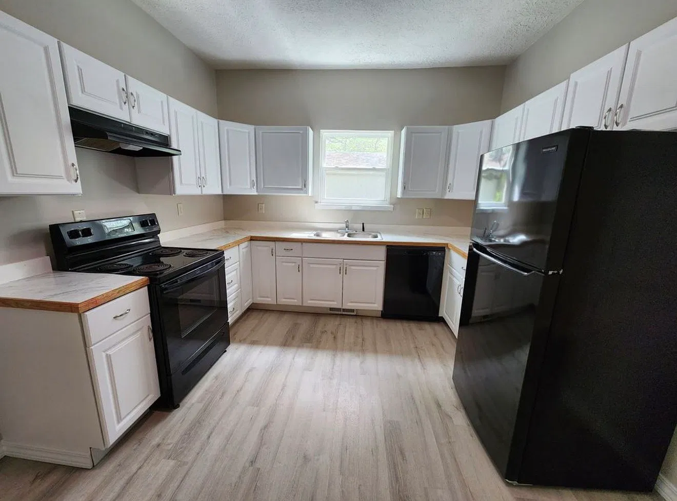 3 bed, 812 sqft, $1,200 — Photo 4